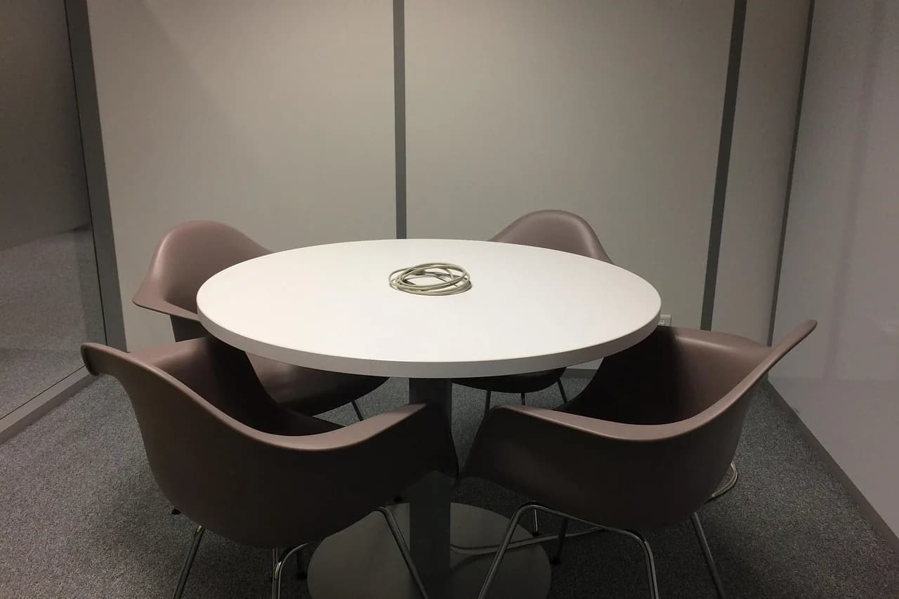 Table ronde entourée de quatre fauteuils